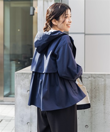 防潑水背面碎褶連帽外套