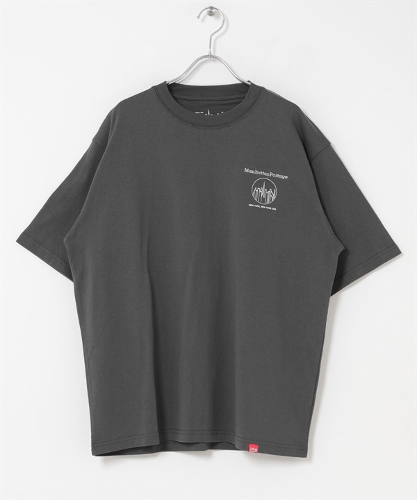 【別注】MANHATTAN PORTAGE 印花T恤(炭灰色-M-CHARCOAL GRAY)
