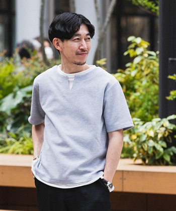 假兩件V字領緣短袖T恤