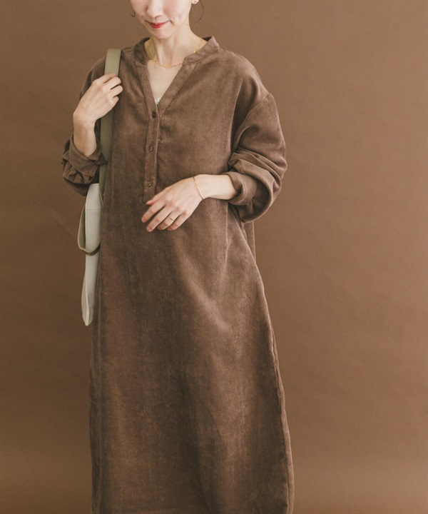 輕量燈芯絨V字領緣洋裝