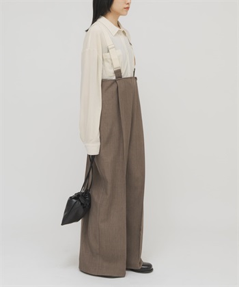 背面打褶吊帶褲