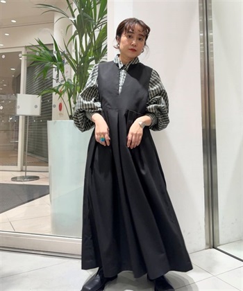 V字領緣寬褶背心裙