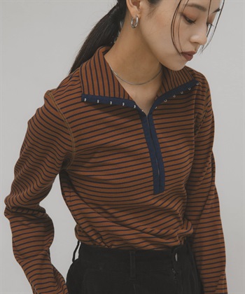 高領鉤扣橫紋上衣