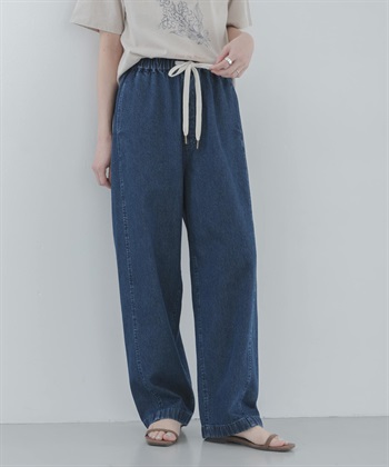 弧線剪裁輕便牛仔褲