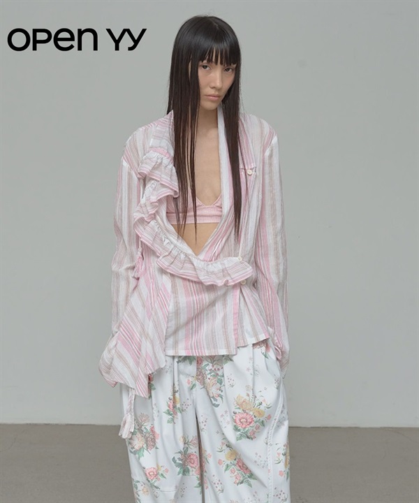 OPEN YY / UNBALANCED RUFFLE STRIPE BLOUSE