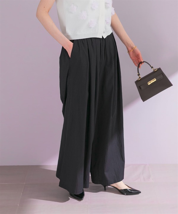 輕盈打褶寬褲