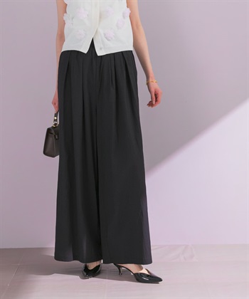輕盈打褶寬褲