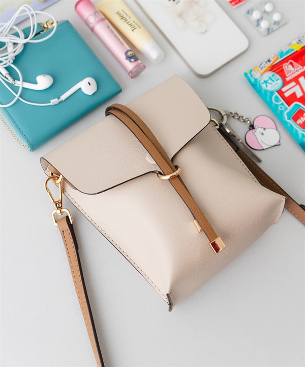 配色飾帶掀蓋設計小包