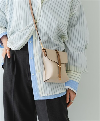 配色飾帶掀蓋設計小包